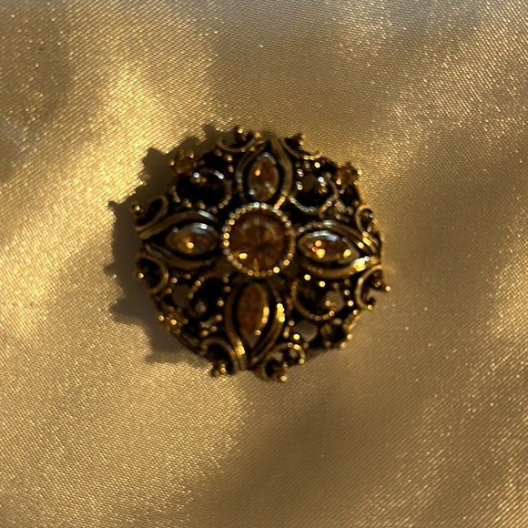 Vintage Goldtone Rhinestone Brooch - missing one tiny stone see pic! So pretty! - Picture 3 of 6